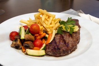 Bife da Vazia servido com Batatas Fritas e Legumes de época Salteados