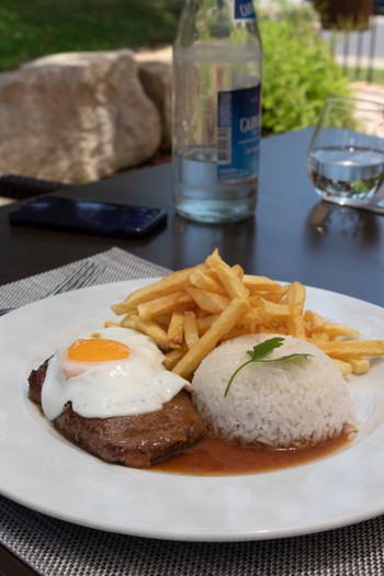 Bitoque servido com Batatas Fritas, Arroz e Ovo Estrelado